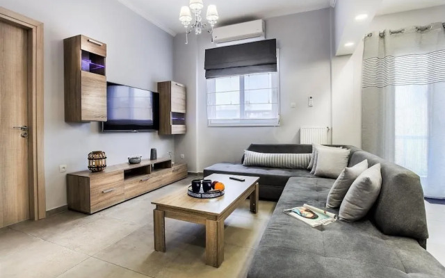Spacious 3-Bedroom Apartment 90M From Train