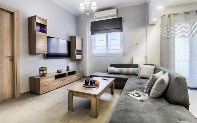 Spacious 3-Bedroom Apartment 90M From Train
