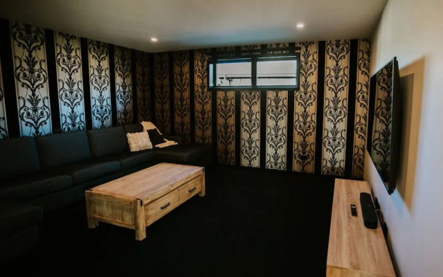 On The Rocks - Spacious