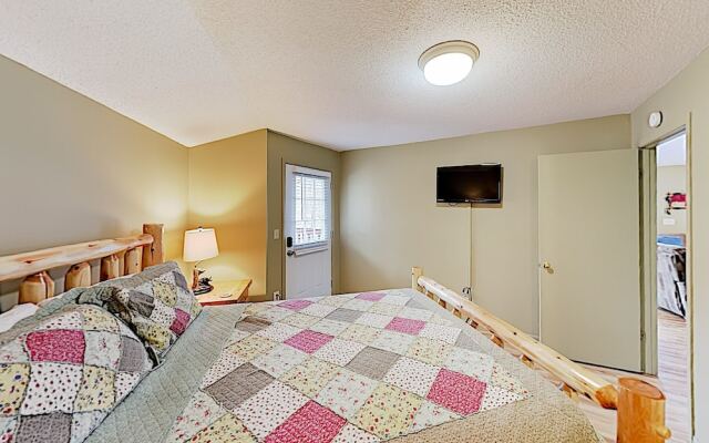 Roundette Cabin 2 Bedrooms 1.5 Bathroom Cabin