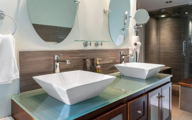 The Lost No Service Fees Penthouse Hot Tub