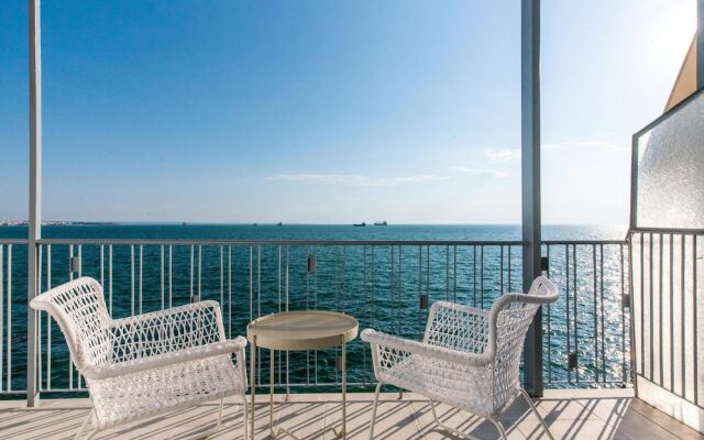 Primavera' Seafront apt with tower view