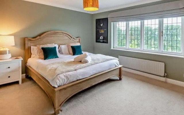 Luxury Riverside Mansion in Marlow