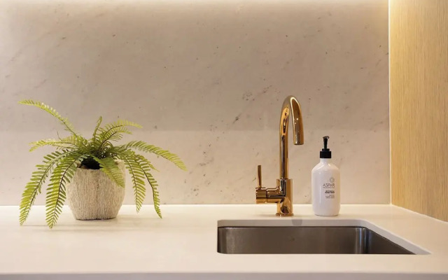 Luxuria Apartments - Collins House