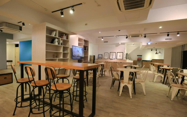 Flyinn Hostel