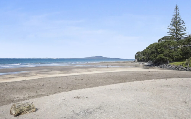 Dazzling Mairangi Bay Retreat Sea Views