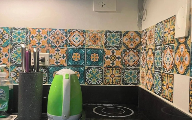 Poolside Apartment - Sleeps 4, Ac & Hot Shower