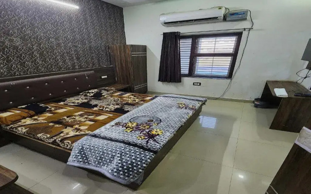 OYO 80681B City Palace