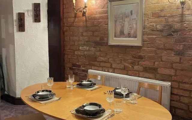 Gloucester - 2 Bed House - Sleeps 7 - Pet Friendly