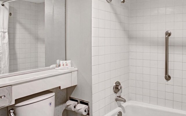 Best Western Plus Commerce Hotel