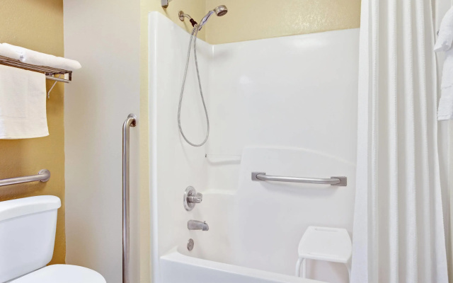 Days Inn & Suites by Wyndham Stockbridge South Atlanta
