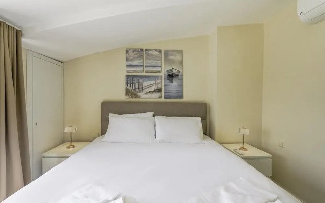 Flat w Shared Pool and Balcony 8 min to Beach