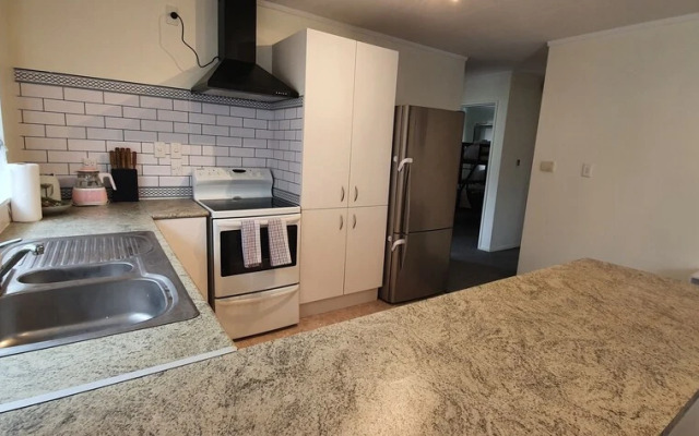 Cheerful 3BR Home - Free WiFi & Netflix