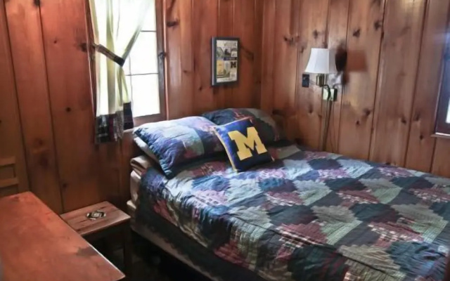 #2 - M Den 2 Bedroom Cabin by RedAwning