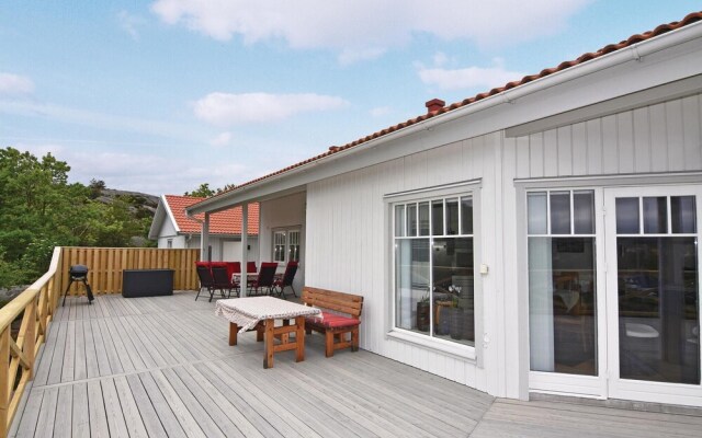 Stunning Home in Hamburgsund With 3 Bedrooms and Wifi