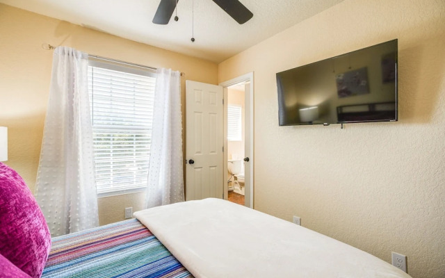 San Antonio Townhome ~ 2 Mi to Aquarium!