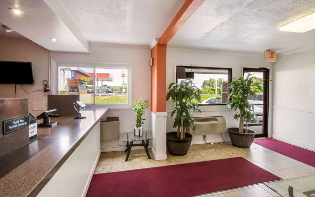 Motel 6 Rossford, OH