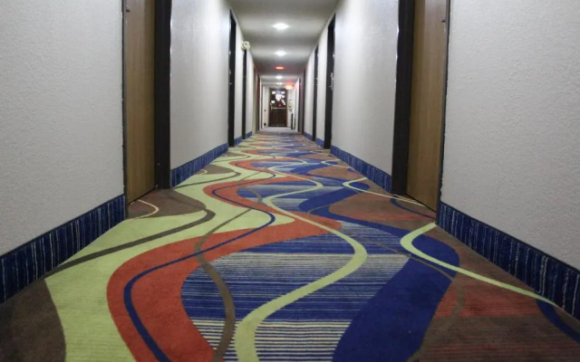 Westbridge Inn & Suites