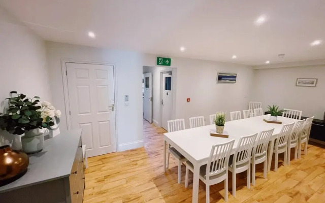 Stunning 8-bed House With Sea & Beach Views