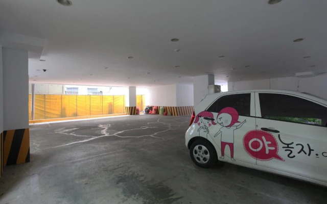 Daejeon Wolpyeong M House