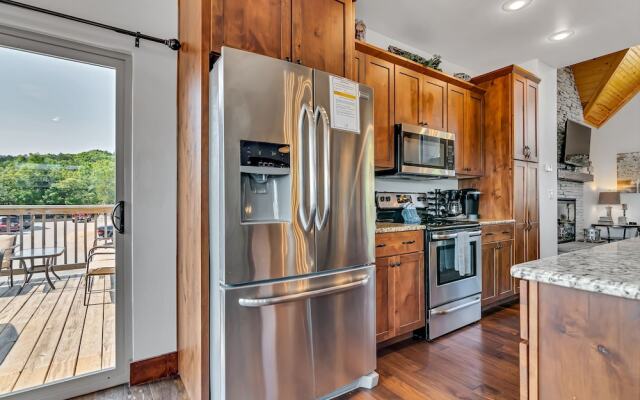 Rockwood Lake Lodge 7 Bedroom Home by RedAwning