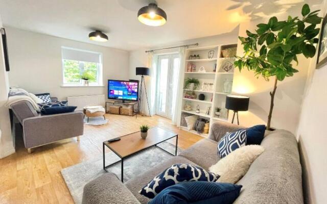 Lovely 2-Bedroom Bristol Apartment. FREE PARKING.