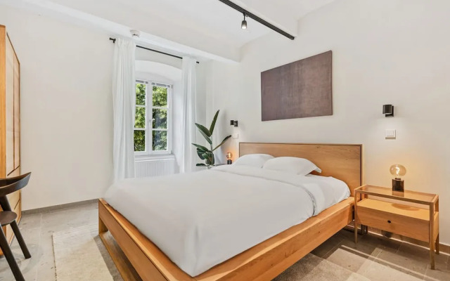Clausen Hideaway Modern Apartment ID211