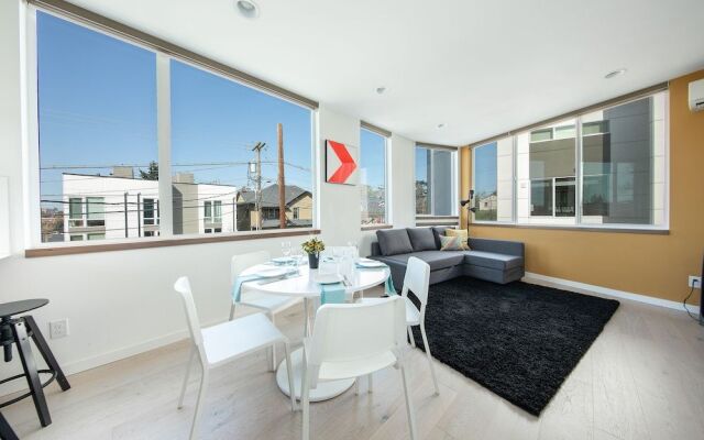 Hosteeva Modern Townhome w Rooftop