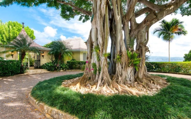Private 2BR Open-air Villa Panoramic Views Pool