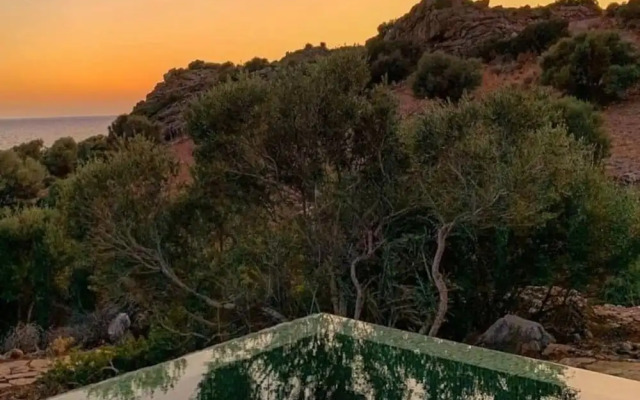 Villa Alati - Seafront Villa With Swimming Pool