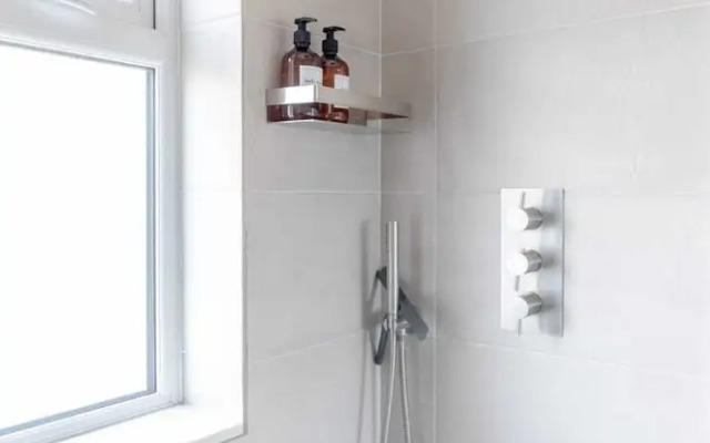 Sleek Scandi-inspired 2BD Flat, Fulham