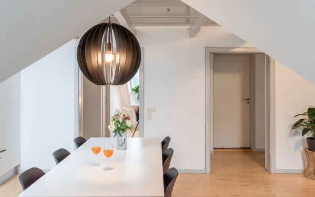 Sanders Boulevard - Cute 2-bdr Apt By the Canal