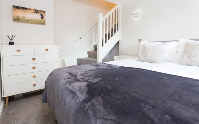 1 Bedroom Flat with Terrace in South West London