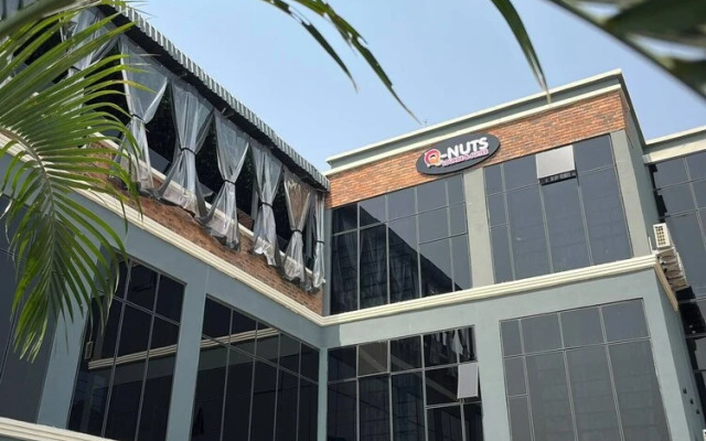 Q Nuts Lounge And Suites
