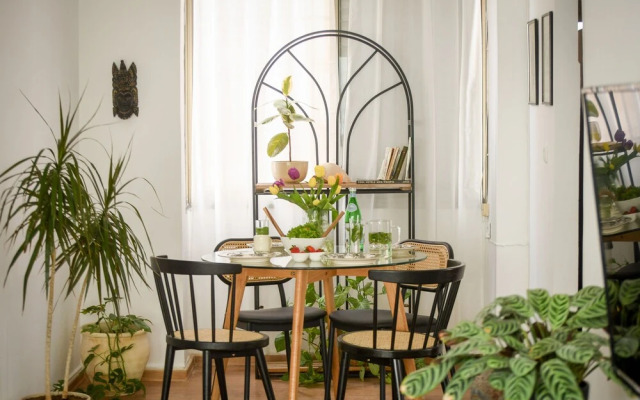 Stylish 2-Bedroom Green Oasis