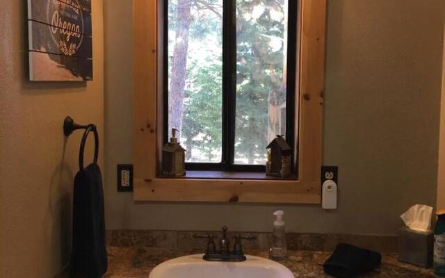 Mountain Pine Cabin - Sleeps 6 - Pet Friendly