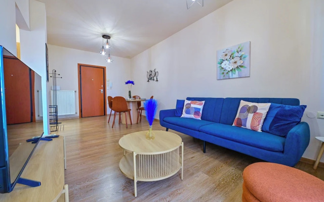 Royal Blue Central House by Checkin
