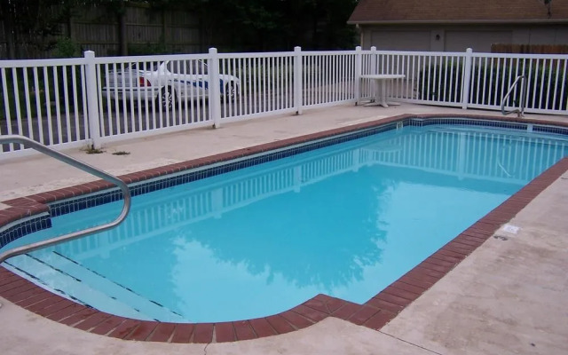 Oak Hill Inn & Suites