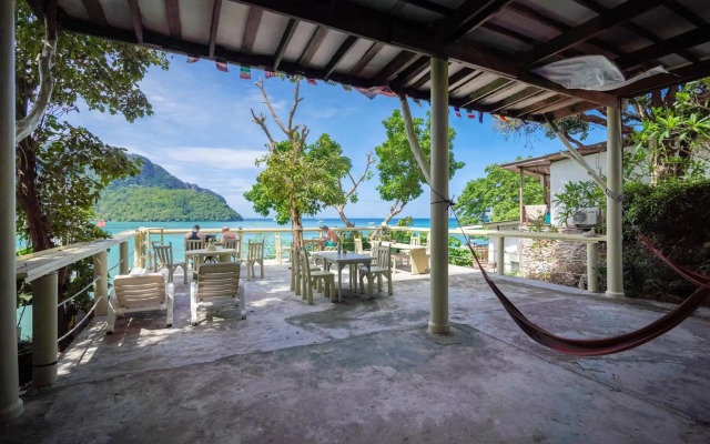 Phi Phi Cozy Seafront Resort