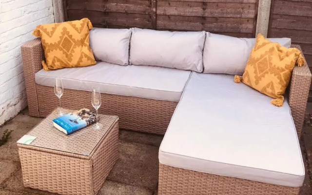 Contemporary House Garden near Park & Thames