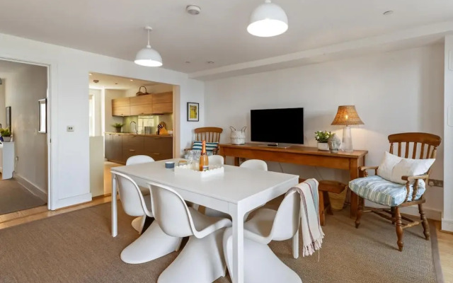 Nash House - Seafront With Parking Close to Town