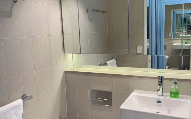 Melbourne Docklands Luxury Seaview Apartment