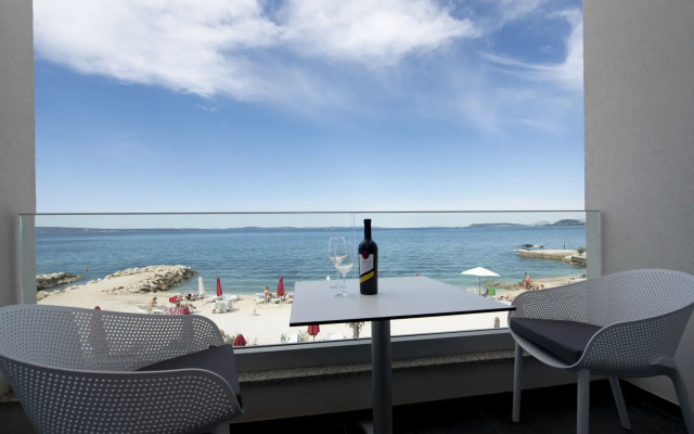 Beachfront Villa Mediteran