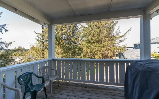 Pacific Star 4 Br home by RedAwning