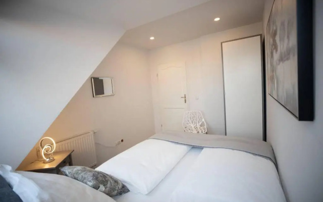 Sunny & large Penthouse with View above Vienna DG6