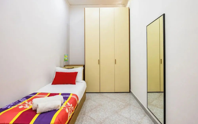 Red Comfort Flat Near Garibaldi Station