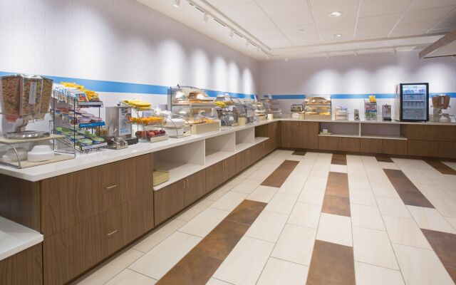 Holiday Inn Express & Suites Clarion