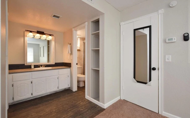 Spacious Updated 2 Masters POOL