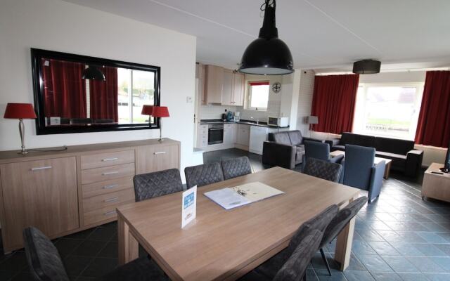 Tidy Bungalow With Dishwasher, Close to the Water