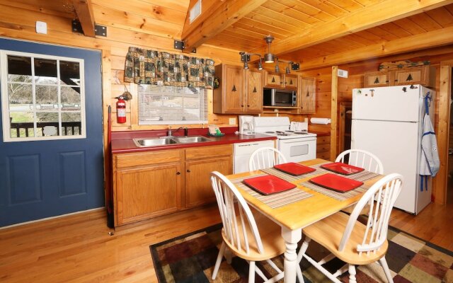 Fireside Memories 2 Br cabin by RedAwning